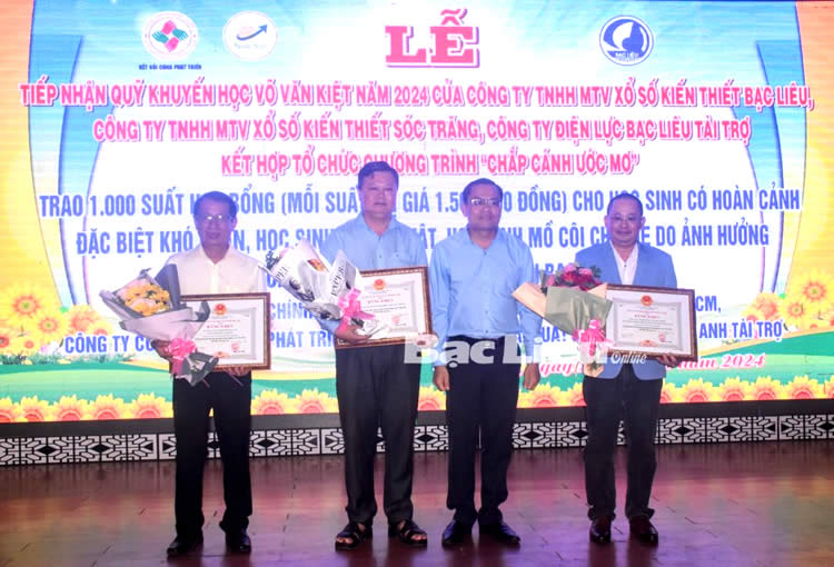 Phó Chủ tịch UBND tỉnh - Ngô Vũ Thăng tặng bằng khen của UBND tỉnh Bạc Liêu cho các cá nhân tiêu biểu trong đóng góp Quỹ Khuyến học Võ Văn Kiệt.