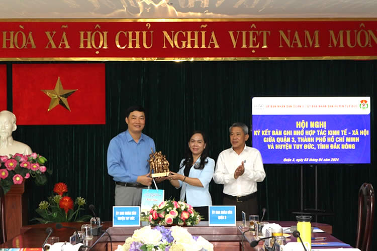 Đại diện Quận 3 trao quà lưu niệm cho Huyện Tuy Đức, tỉnh Đắk Nông.
