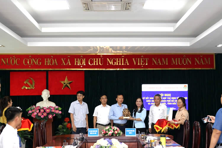 Đại diện Quận 3 trao quà lưu niệm cho Sở Kế hoạch – Đầu tư, tỉnh Đắk Nông
