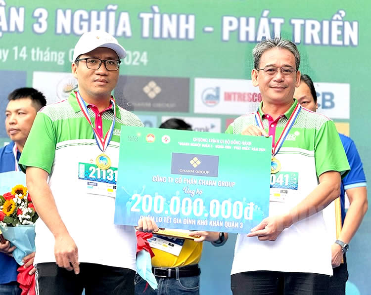 Đồng chí Nguyễn Thành Nam tiếp nhận bảng tượng trưng của Công ty Cổ phần Charm Group ủng hộ 200 triệu đồng chăm lo Tết cho gia đình khó khăn Quận 3