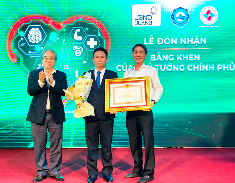 Ông Nguyễn Vinh Huy (đứng giữa) nhận bằng khen của Thủ tướng Chính phủ